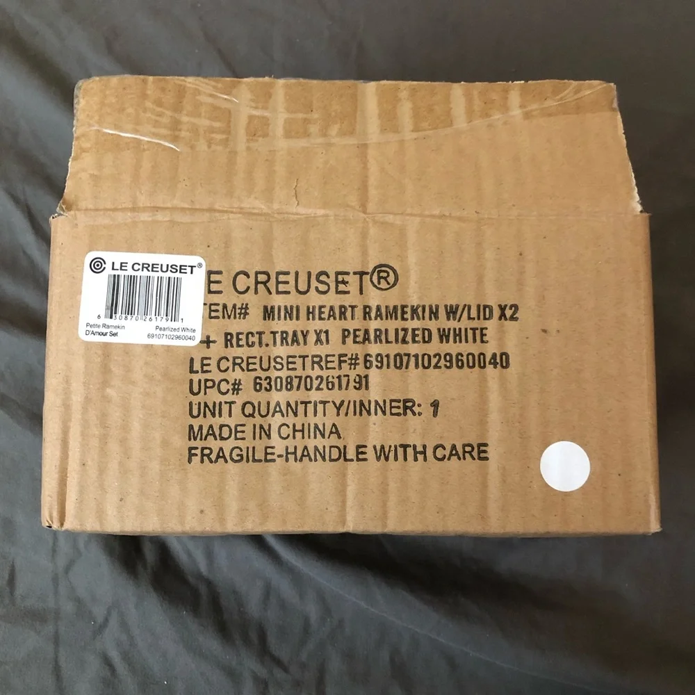 NEW Le Creuset Petite Ramekin Set of 2 Heart shaped Pearlized White with Tray - Picture 13 of 13